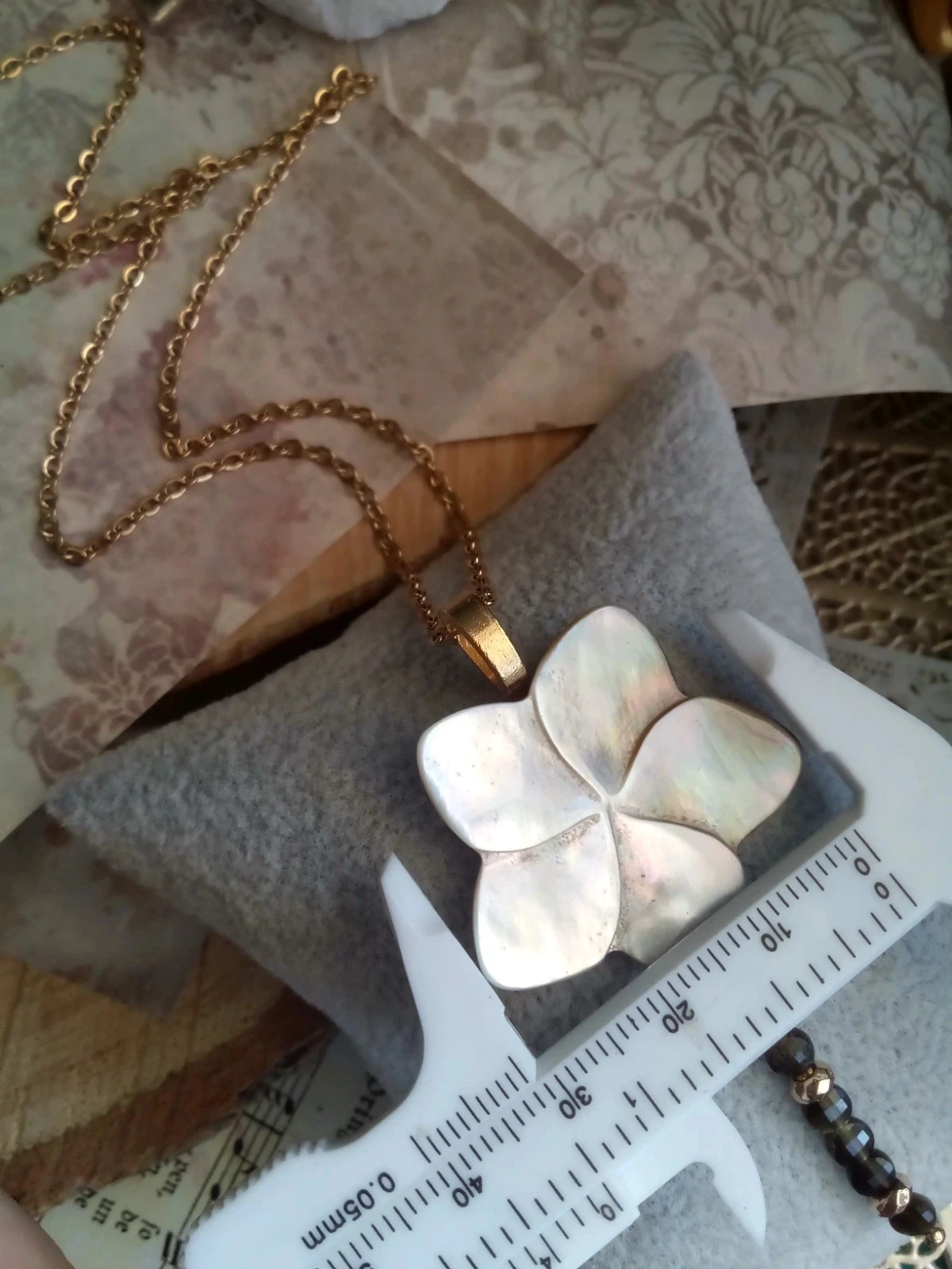Collier fleur en na'cre grise et obsidienne céleste 🖤. – photo 3